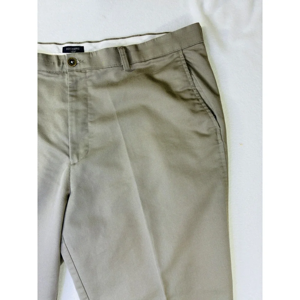 Dockers Mens Relaxed Fit Flat Front Chino Pants Khaki Tan W44 L32 Tencel Blend